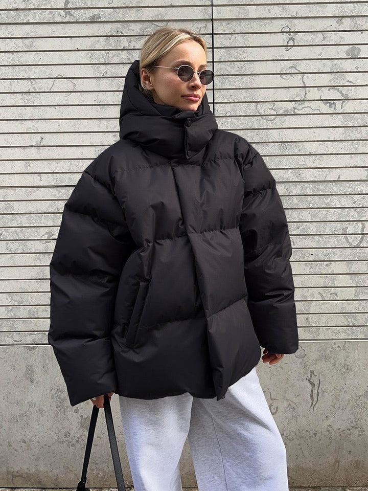 Jaqueta acolchoada feminina para inverno, com capuz, oferece conforto e proteção ao frio.
