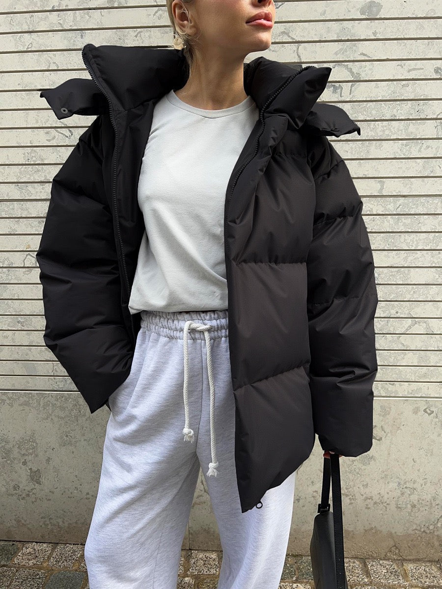 Jaqueta feminina acolchoada versátil com capuz, perfeita para o inverno e o dia a dia.