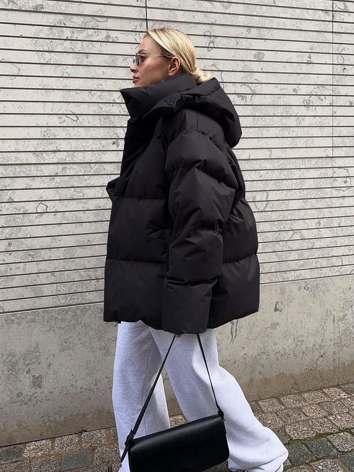 Roupa de frio: jaqueta acolchoada feminina com capuz, resistente ao vento, ideal para inverno.