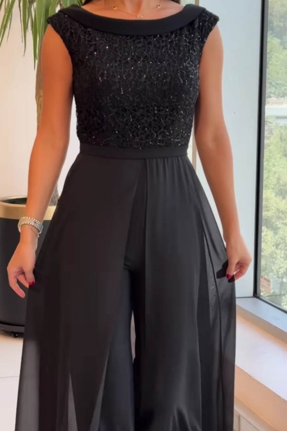 Macacão feminino elegante para festas, ideal para ocasiões especiais. Vestuário feminino com glamour e sofisticação.