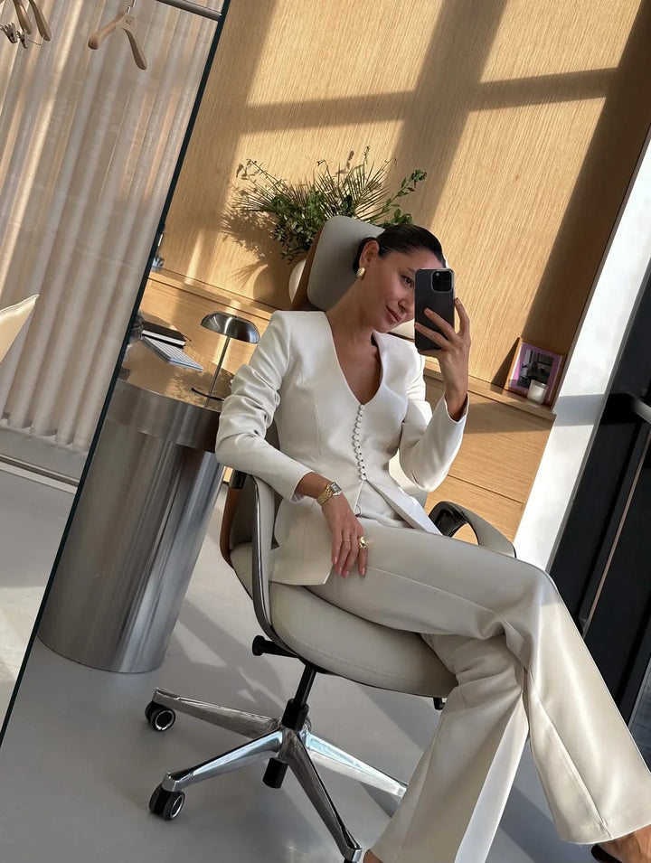 Jaqueta blazer feminina de alfaiataria, peça chave para um estilo sofisticado e elegante na moda atual.