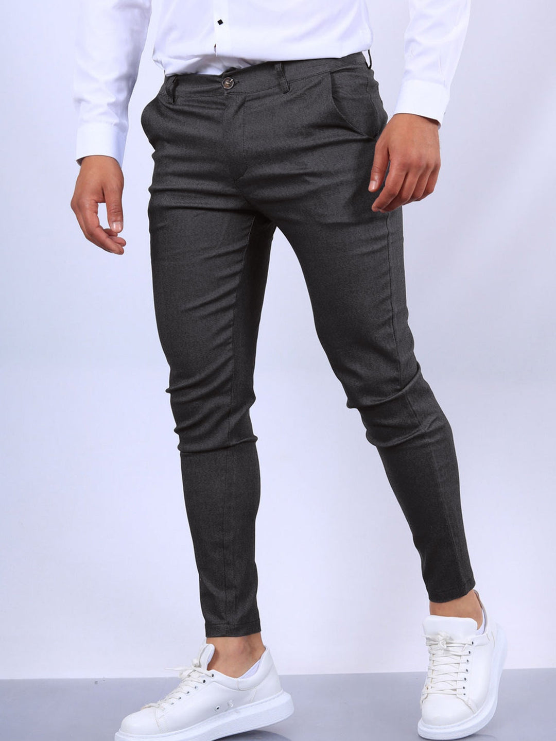 Detalhe da calça slim-fit masculina, mostrando tecido confortável e design moderno para moda casual.