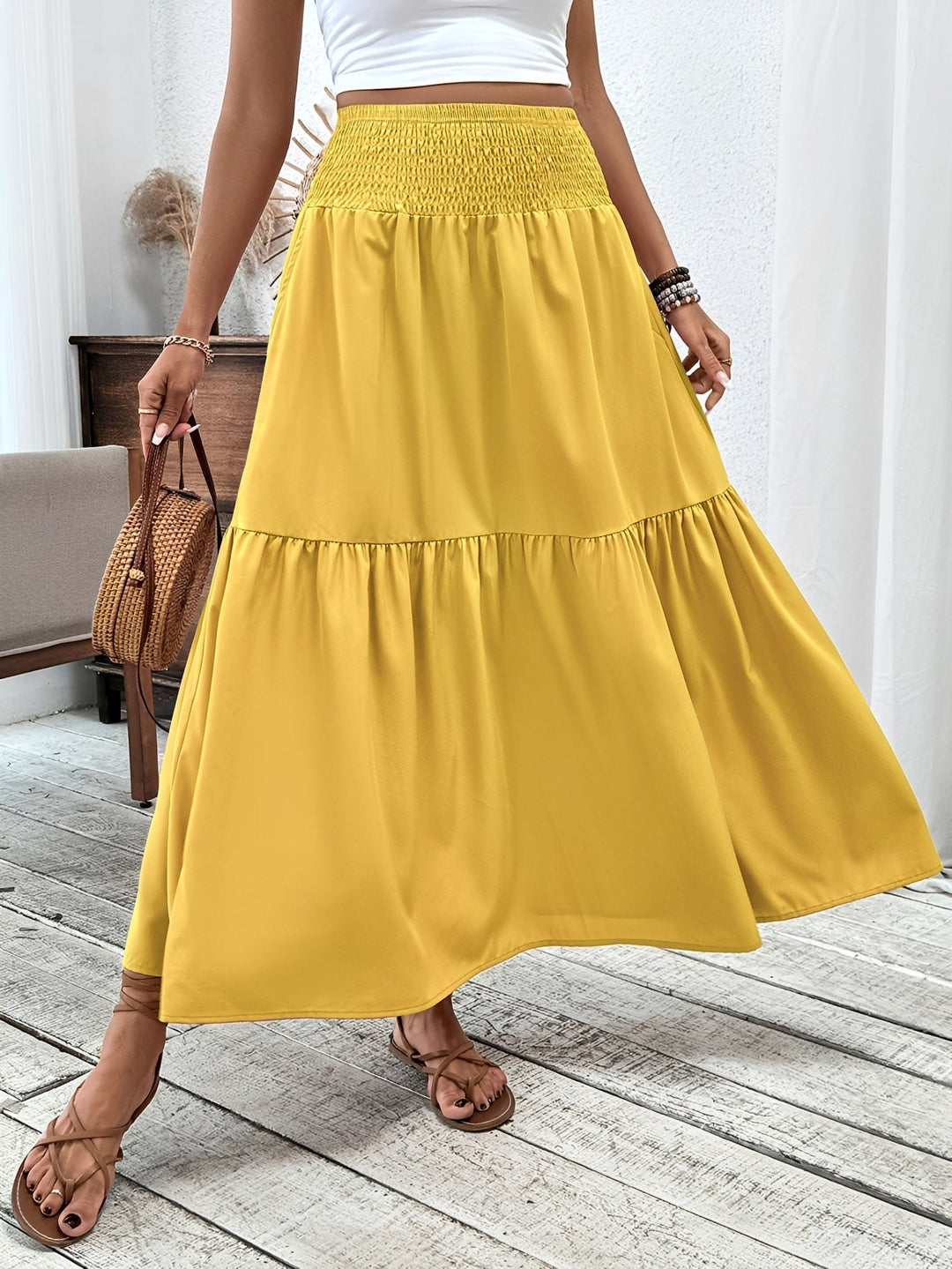 Saia feminina floral estilosa para verão, perfeita para moda casual e estampas vibrantes.