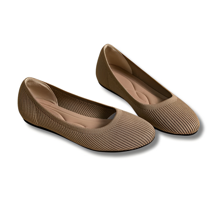 Vista lateral de sapato feminino bico redondo. Design moderno e confortável para o verão.