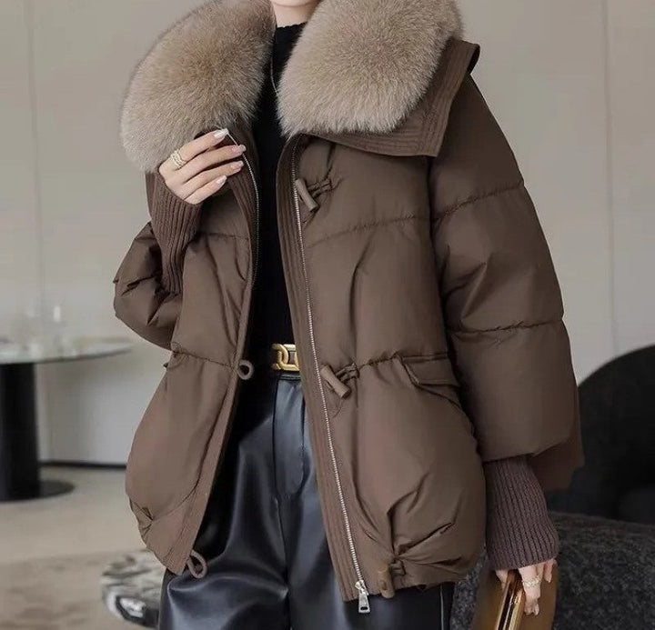 Casaco feminino acolchoado curto Oslo, com capuz, ideal para o conforto e moda de inverno.