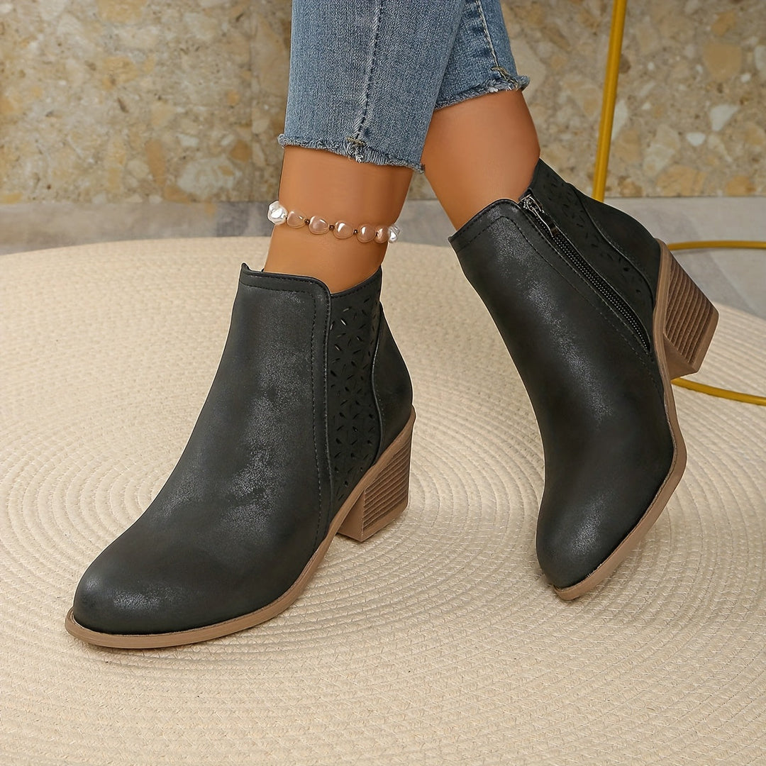 Botas femininas de cano curto, calçado moderno e confortável, perfeito para adicionar estilo ao seu look. Elegante.