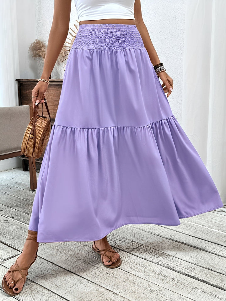Elegante saia floral feminina, com design moderno para moda verão e looks casuais.