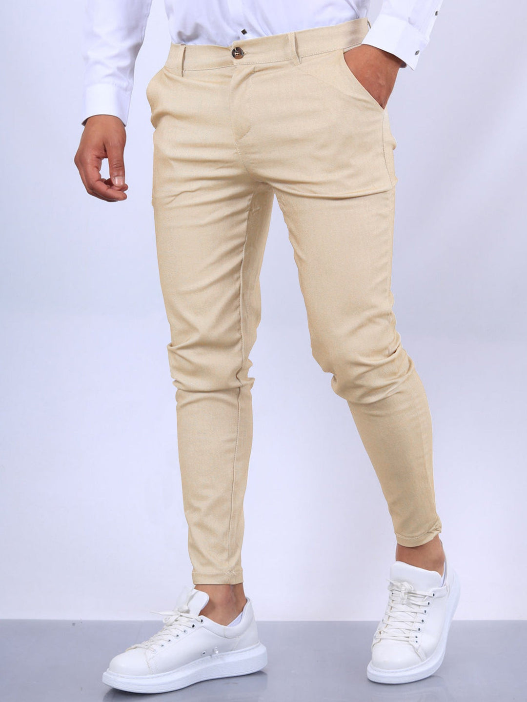 Coleção de calças masculinas slim-fit, em cores variadas, combinando conforto, estilo moderno e moda atual.