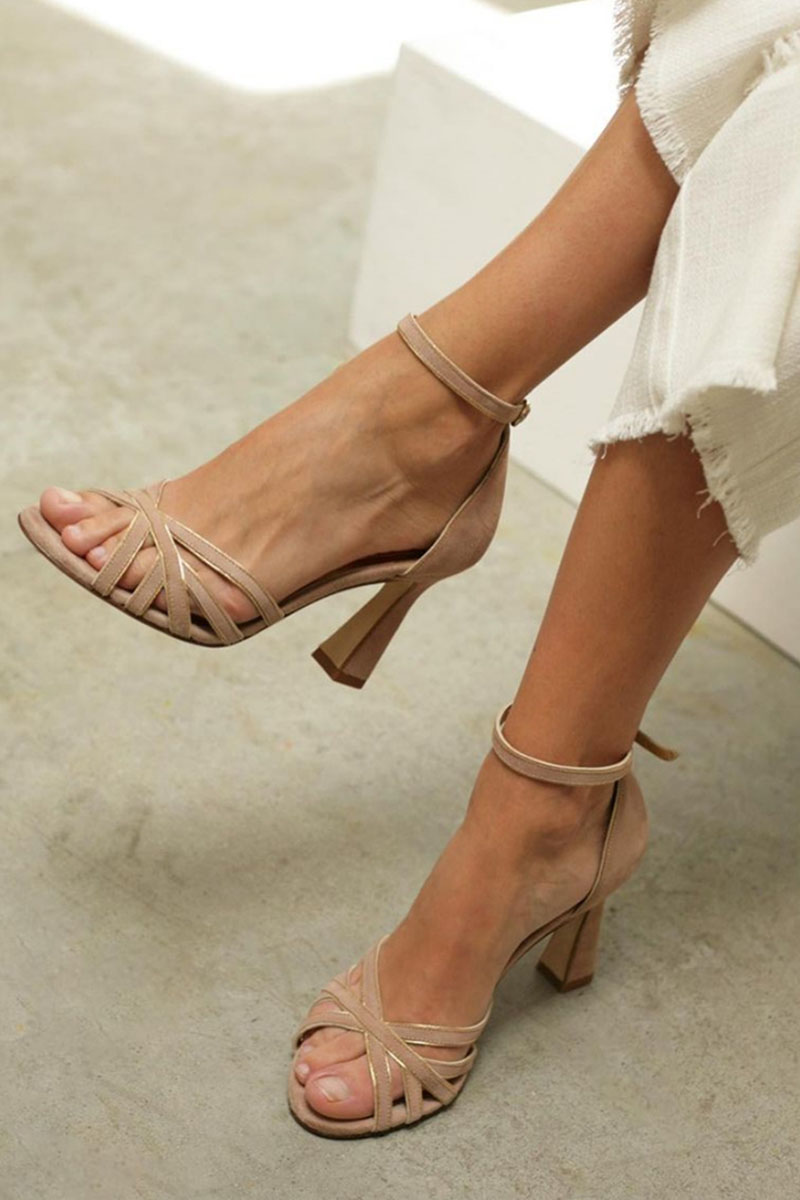 Sandália feminina patchwork marrom elegante com salto baixo, confortável e ideal para verão e casual chic.
