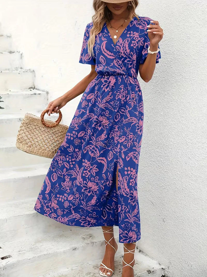 Vestido midi envolvente floral boêmio. Manga curta, decote V, verde escuro, ideal para o verão.
