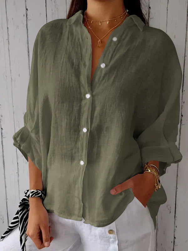 Blusa feminina versátil e elegante com botões. Essencial para looks de moda feminina clássicos, trabalho ou lazer.