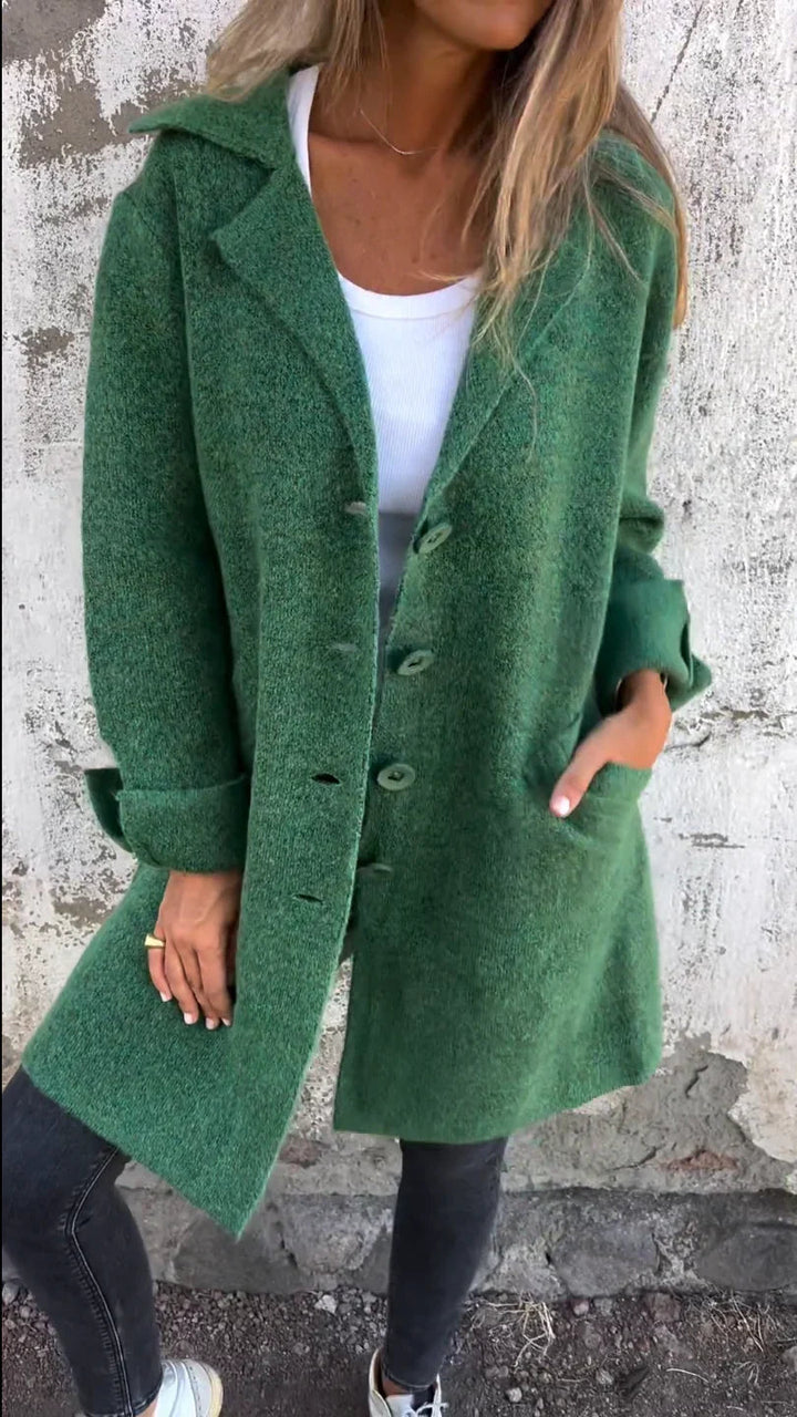 Sobretudo feminino para outono/inverno, proporcionando conforto e estilo. Com lapelas e botões.