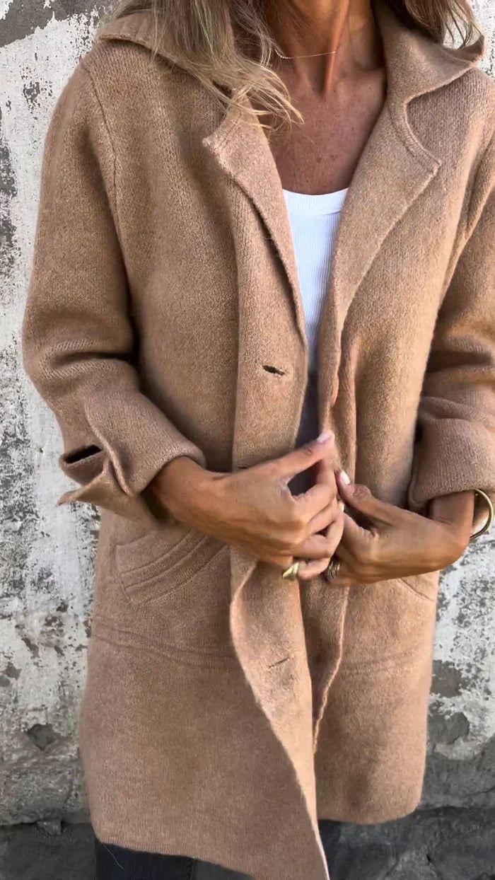 Casaco feminino com lapelas clássicas e botões frontais. Peça versátil para um look casual e elegante.