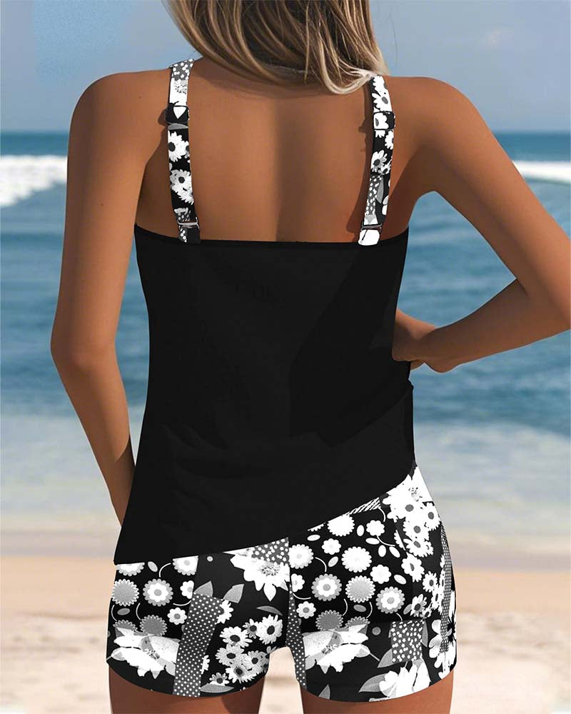Tankini feminino estampado, top e shorts de banho, perfeito para a diversão na piscina.