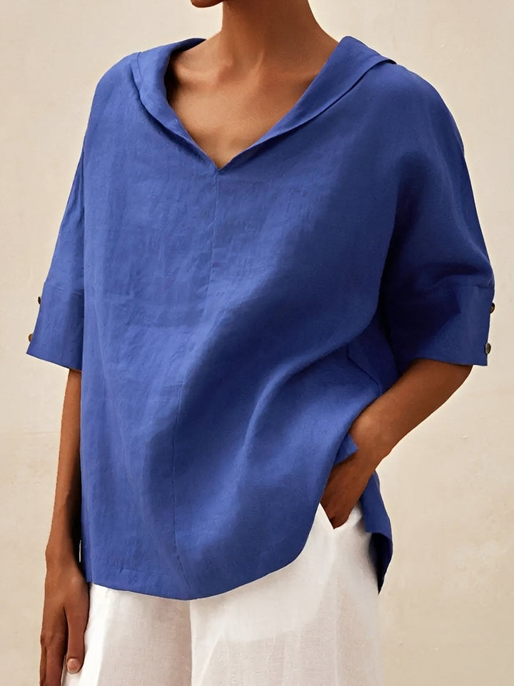 Estilosa blusa feminina casual decote V, caimento solto e versátil para looks de verão e primavera.