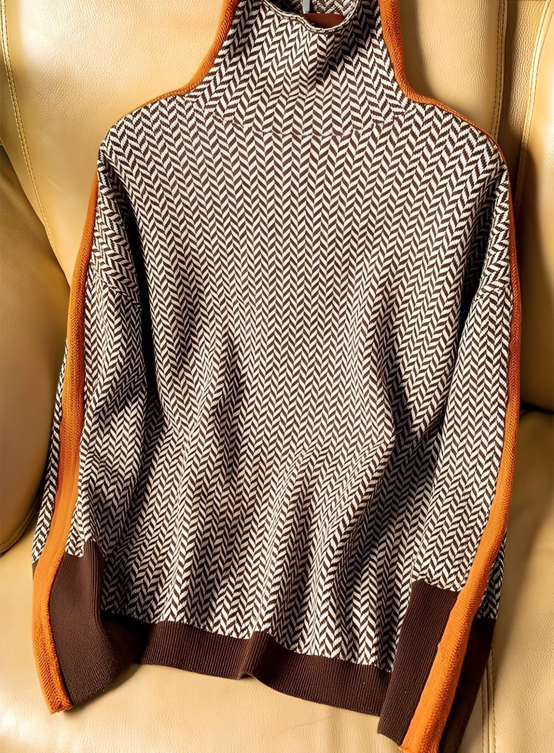 Mulher vestindo camisola feminina elegante de gola alta, ideal para conforto diário e moda casual de inverno.