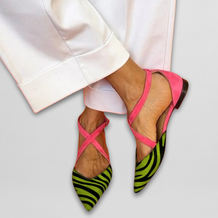 Sapatilhas de verão femininas com tiras e estampa zebra. Calçado casual e confortável para o dia a dia.