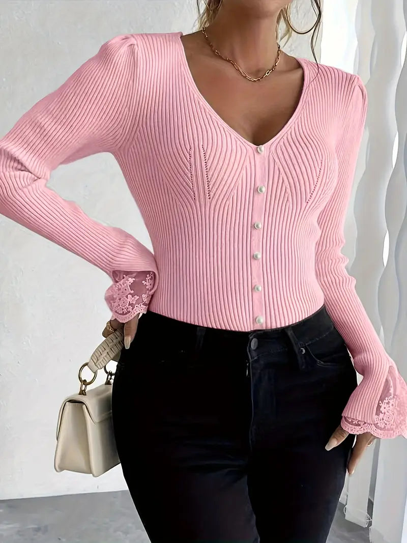 Elegante camisola feminina canelada, mangas longas, decote em V com renda. Vestuário casual chic e de escritório.