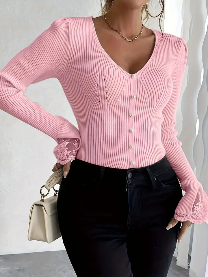 Elegante camisola feminina canelada, mangas longas, decote em V com renda. Vestuário casual chic e de escritório.