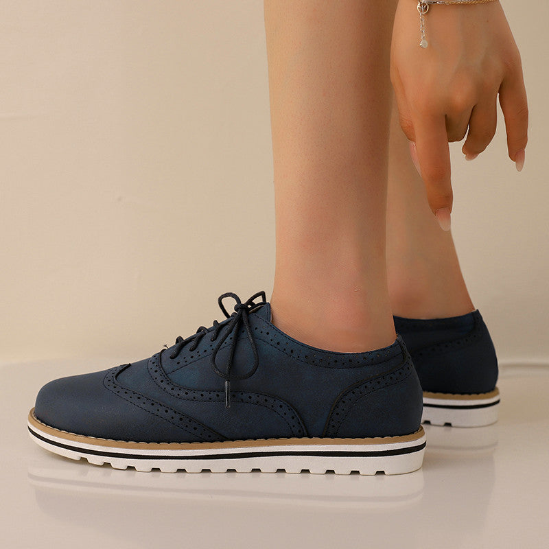 Sapatos Oxford femininos elegantes com recortes. Perfeitos para looks casuais e semi-formais, confortáveis para primavera/verão.