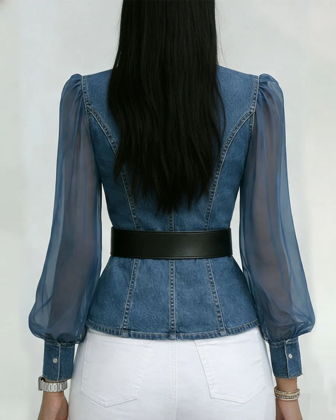 Top feminino com mangas longas e ajuste na cintura, oferece conforto e estilo elegante. Blusa versátil chic.