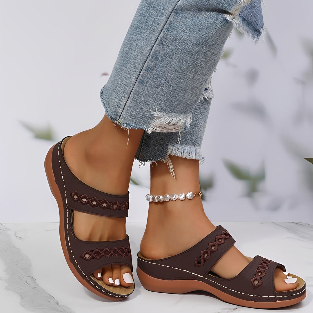Sandálias femininas de conforto para caminhadas longas, com sola macia e suporte para o verão.