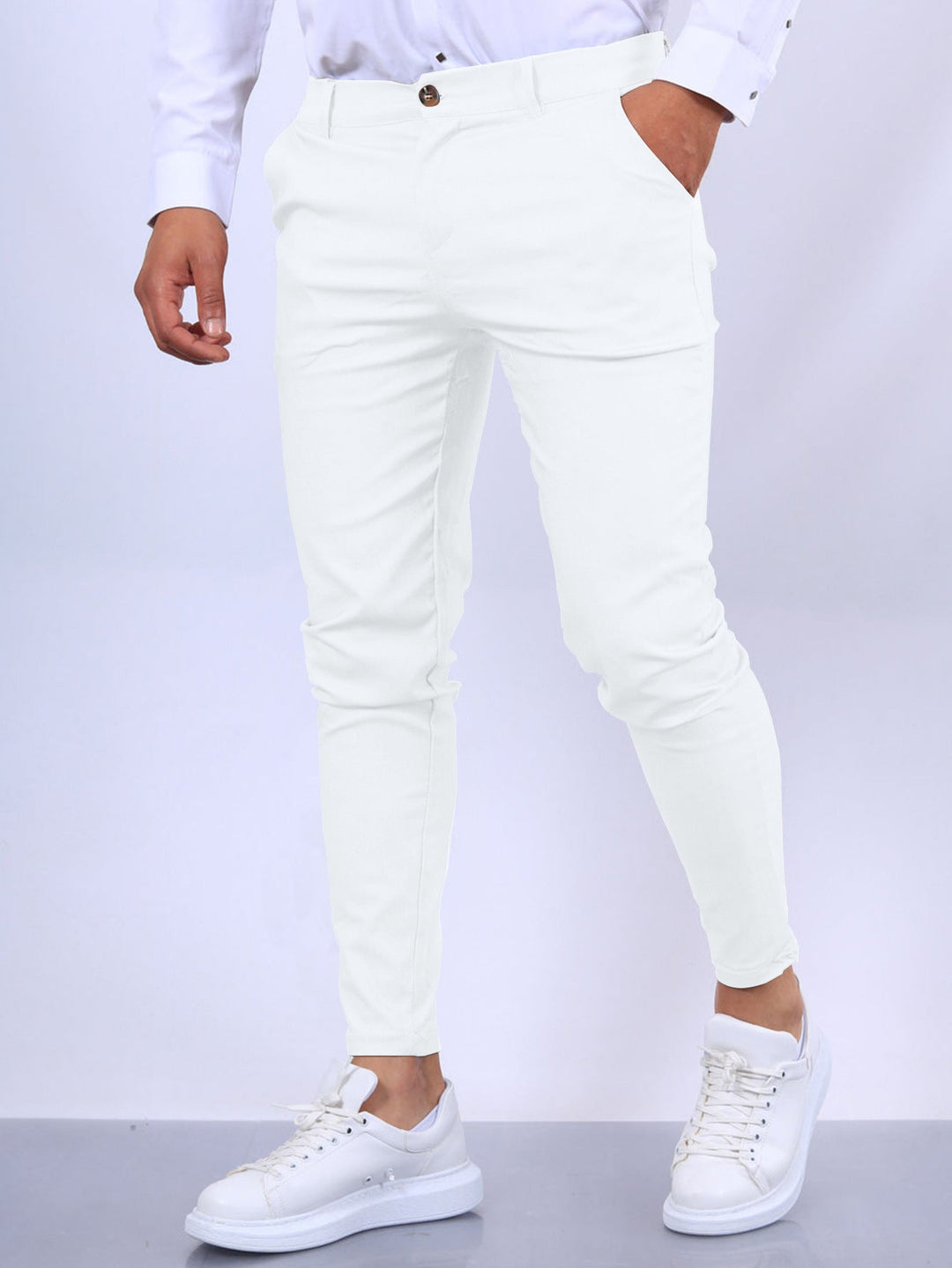 Calça slim-fit masculina, versátil e confortável, ideal para looks casuais e sociais de verão/outono.