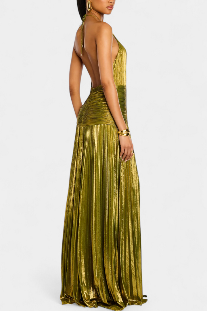 Vestido de festa feminino metálico peridoto, decote halter. Elegância noturna e costas abertas. Moda feminina.