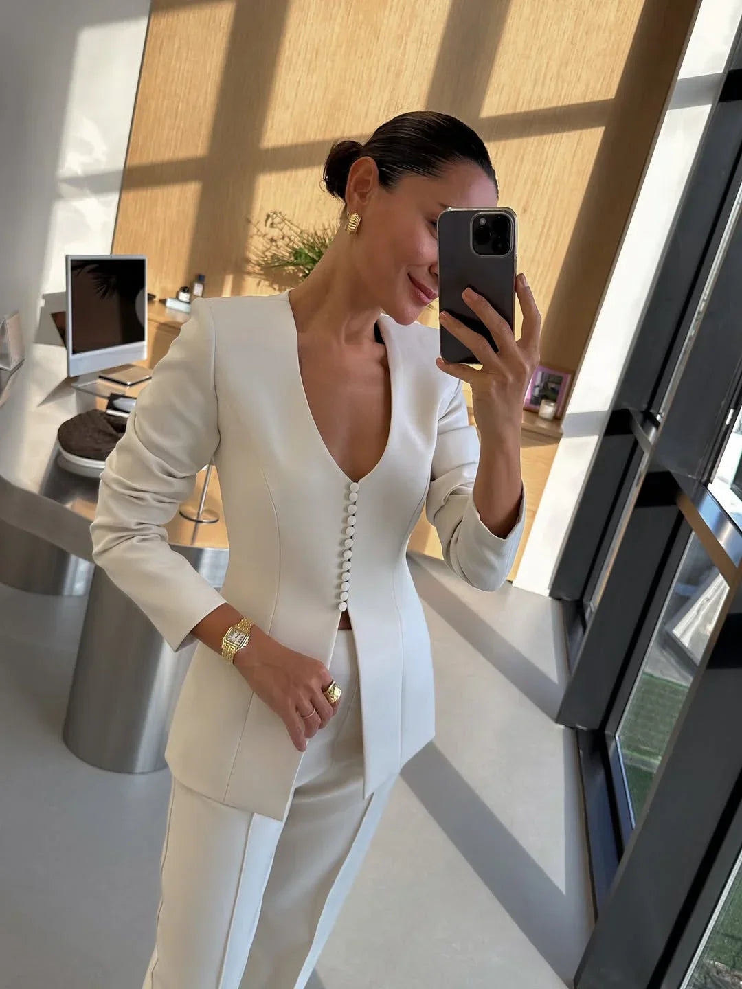 Blazer feminino de alfaiataria versátil, estilo moderno e sofisticado para diversas ocasiões na moda feminina.