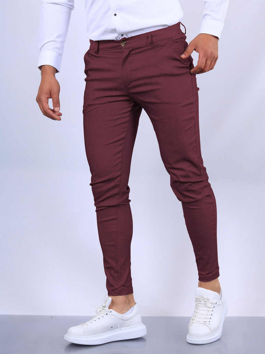 Calças slim-fit masculinas, ideais para outono/verão, oferecendo conforto e um visual moderno para homens.