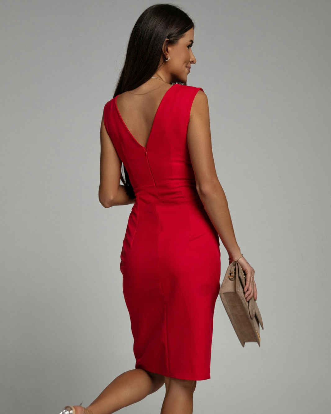 Elegante vestido justo Fresia, decote V profundo e fenda lateral, perfeito para ocasiões especiais.