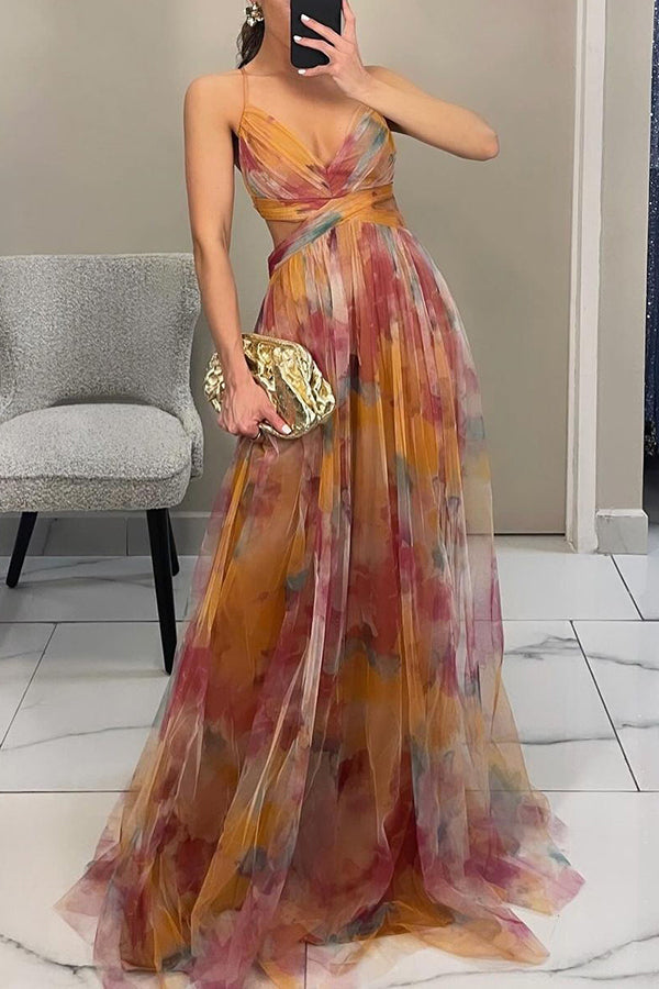 Mulher em vestido longo floral verde e laranja, estilo elegante e casual para o verão e moda.