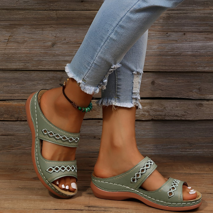 Calçado feminino casual de verão, versátil para praia, cidade e viagens, com foco em conforto.