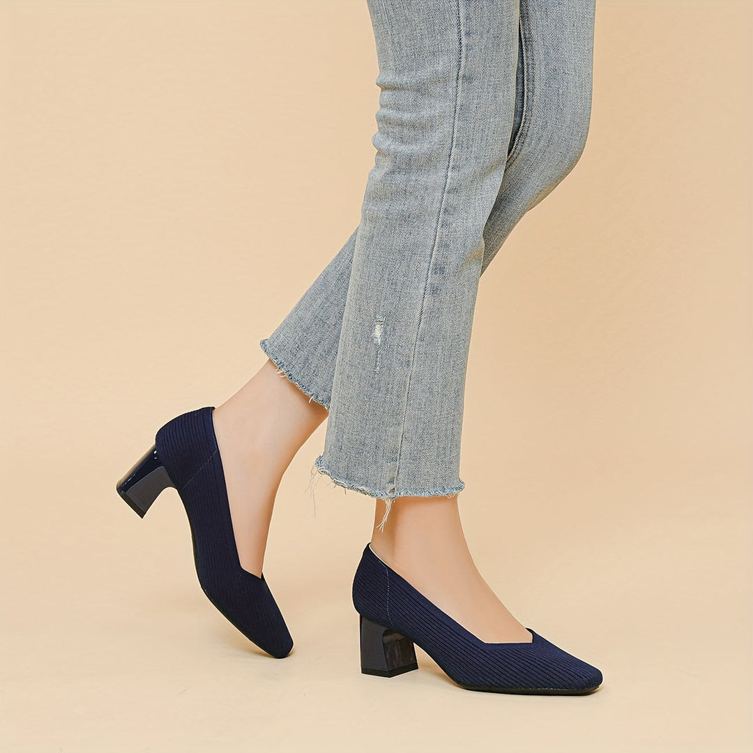 Sapatos femininos casuais com salto bloco, design elegante e suporte para os pés.