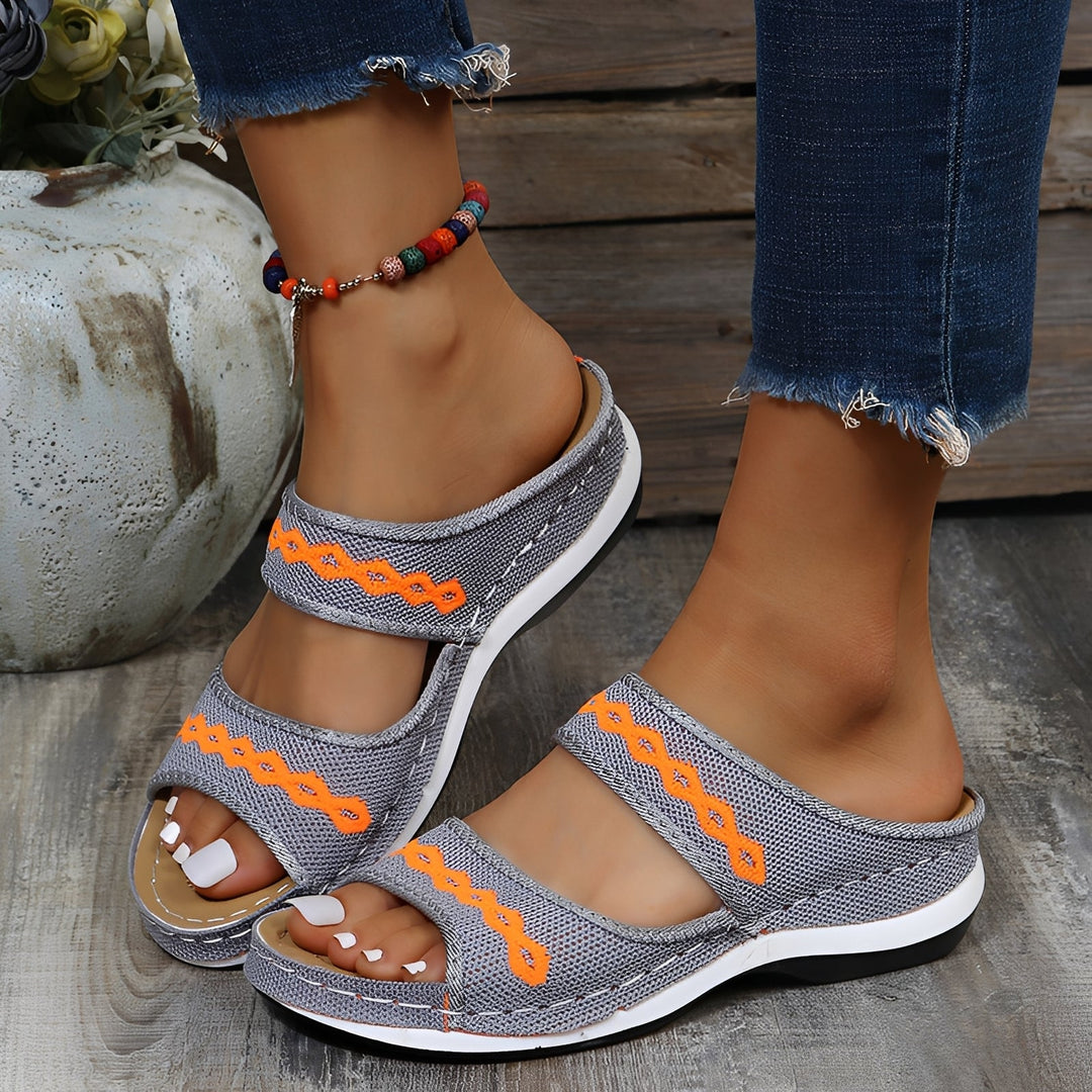 Sandálias femininas ergonômicas para o dia a dia, proporcionando conforto em caminhadas e passeios.