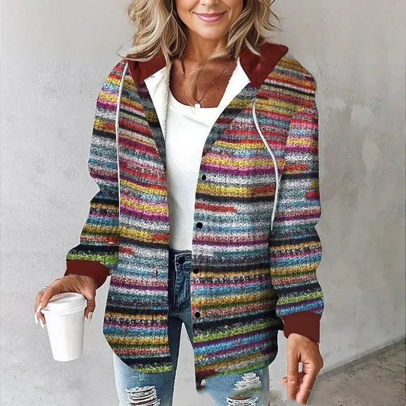 Casaco feminino estampado elegante com capuz para outono. Jaqueta moderna multicolorida de moda feminina casual.