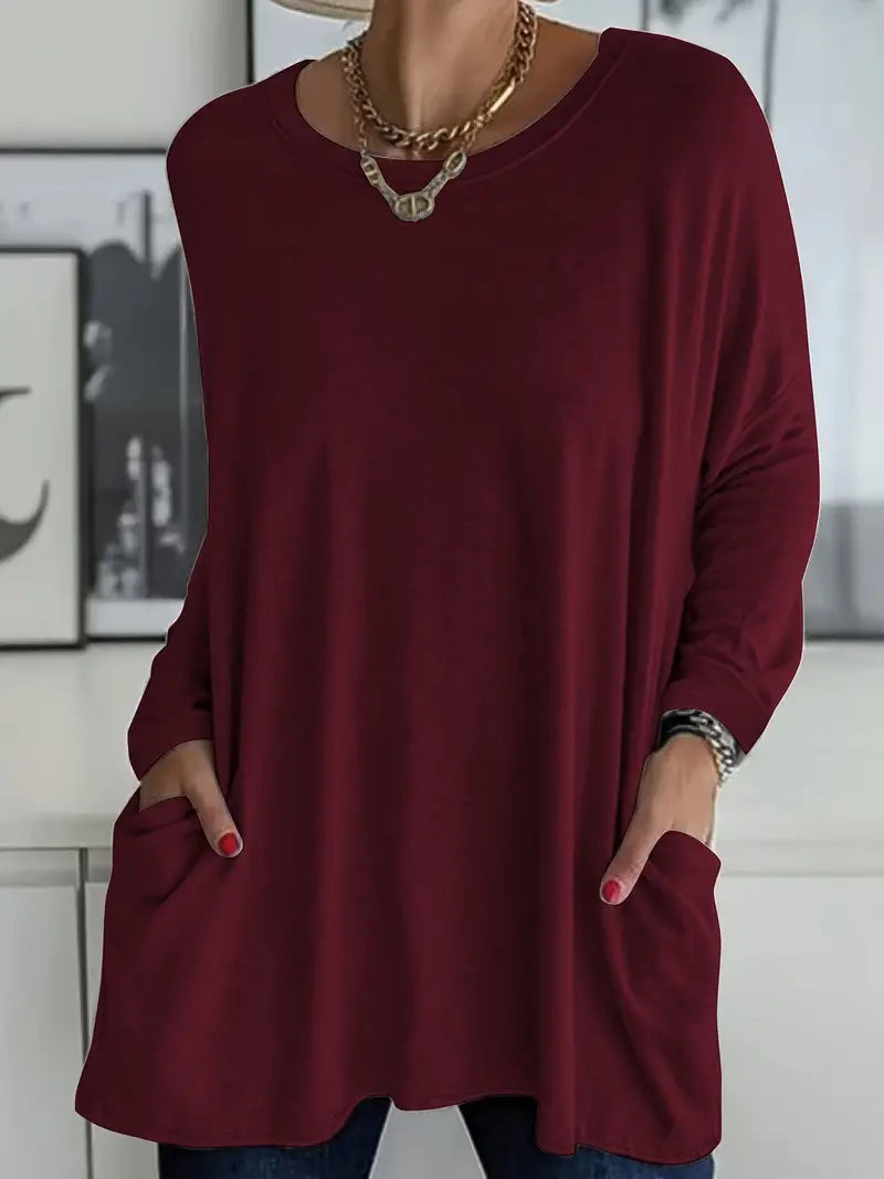 Blusa longa feminina versátil em cores neutras, perfeita para criar looks descontraídos e modernos.