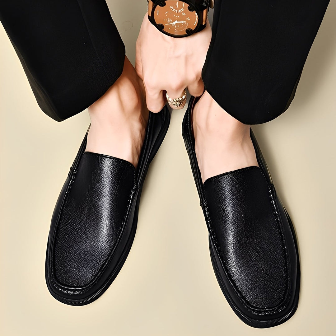 Par de mocassins masculinos versáteis, ideais para looks casuais e formais com elegância.