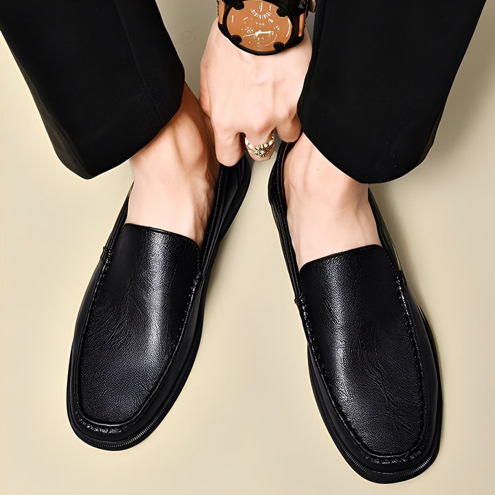Par de mocassins masculinos versáteis, ideais para looks casuais e formais com elegância.