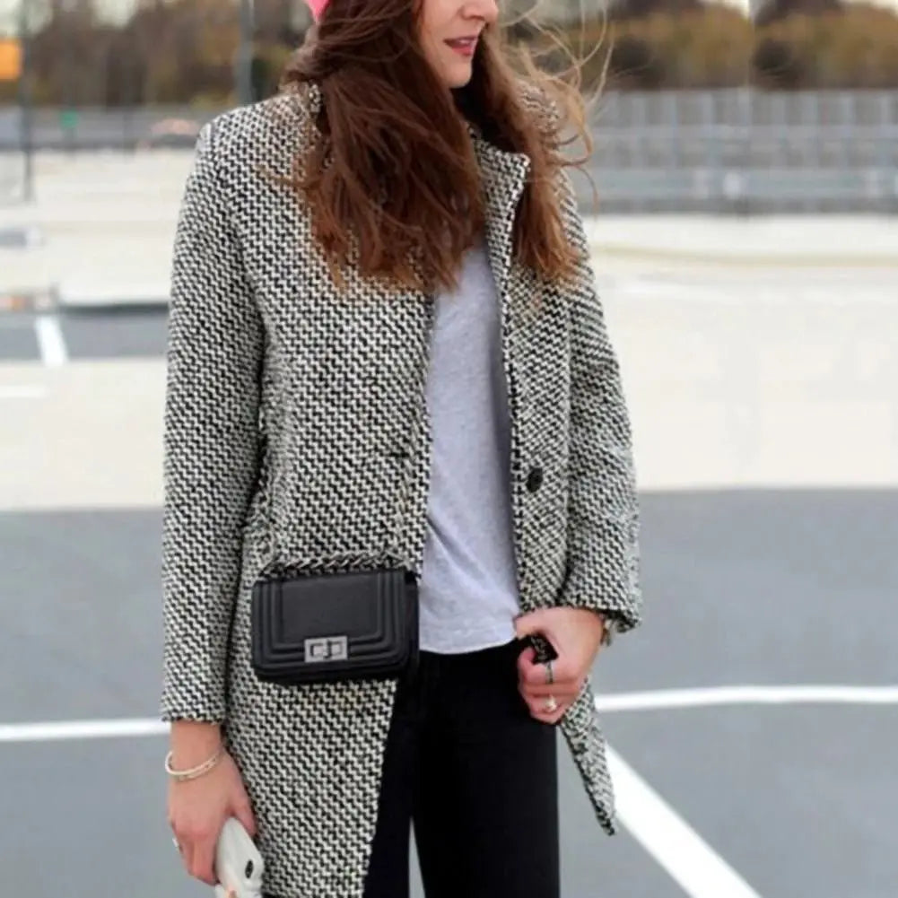 Casaco feminino comprido elegante cinza para inverno e outono. Ideal para moda e aquecimento sofisticado.