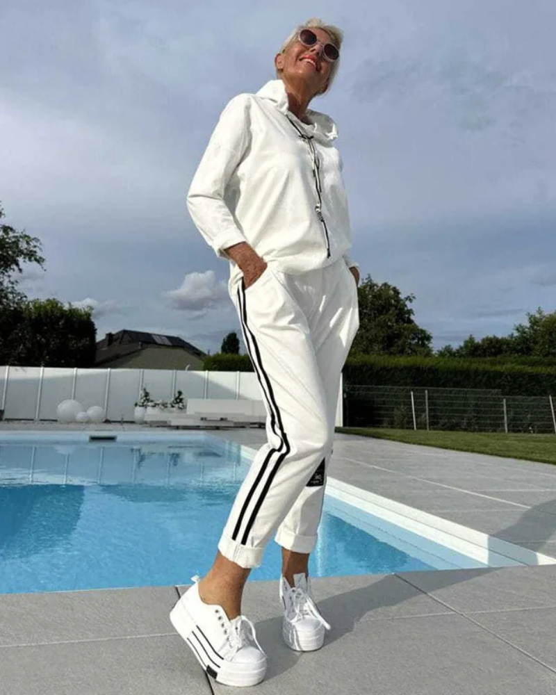 Modelo vestindo conjunto lounge feminino de duas peças com capuz, confortável para relaxar ou atividades casuais.