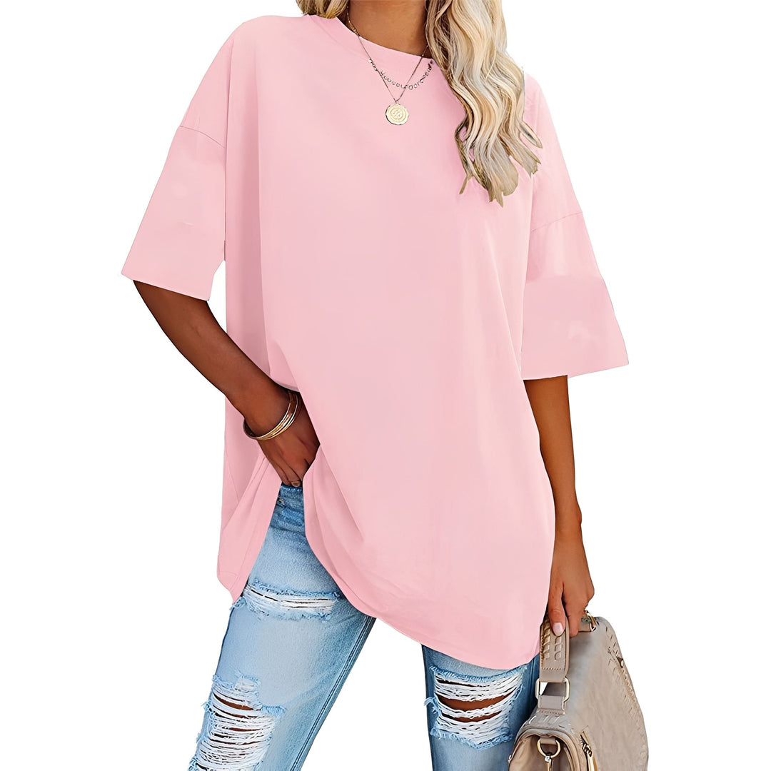 Camiseta feminina solta com ombro caído, ideal para conforto diário e moda casual.