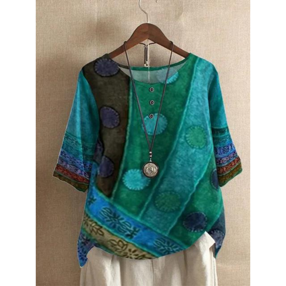 Blusa feminina Valarie vibrante, patchwork colorido, manga curta. Conforto e estilo boêmio moderno para o dia a dia.