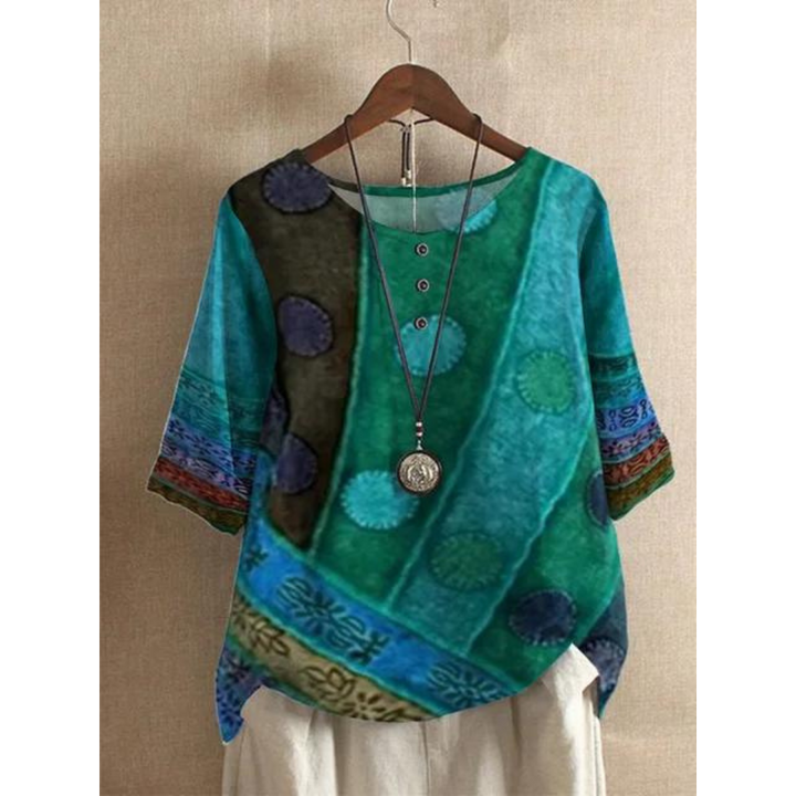 Blusa feminina Valarie vibrante, patchwork colorido, manga curta. Conforto e estilo boêmio moderno para o dia a dia.
