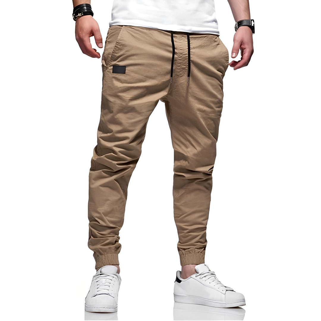 Calça masculina casual confortável, ideal para o dia a dia, em tecido respirável e corte relaxado.