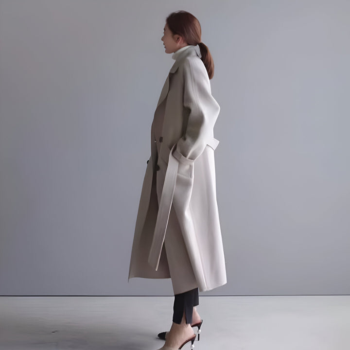 Casaco feminino comprido e elegante, com cinto, para os dias frios de outono e inverno.
