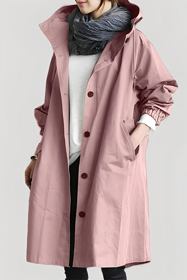 Detalhe do tecido impermeável e leve do casaco feminino elegante, ideal para proteção com moda em dias de chuva.