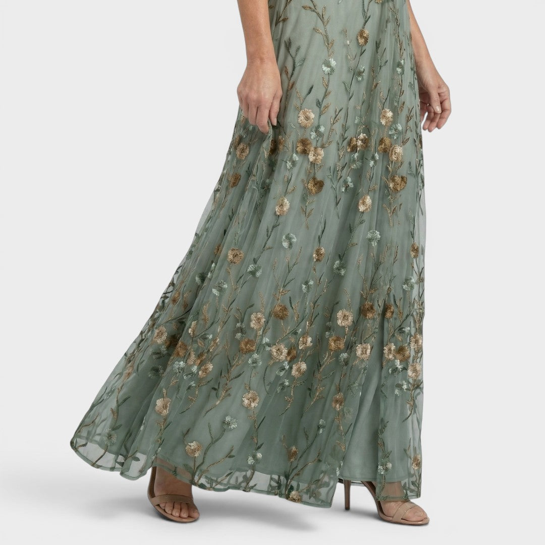 Mulher em vestido maxi halter elegante e fluido, estilo versátil para o verão.