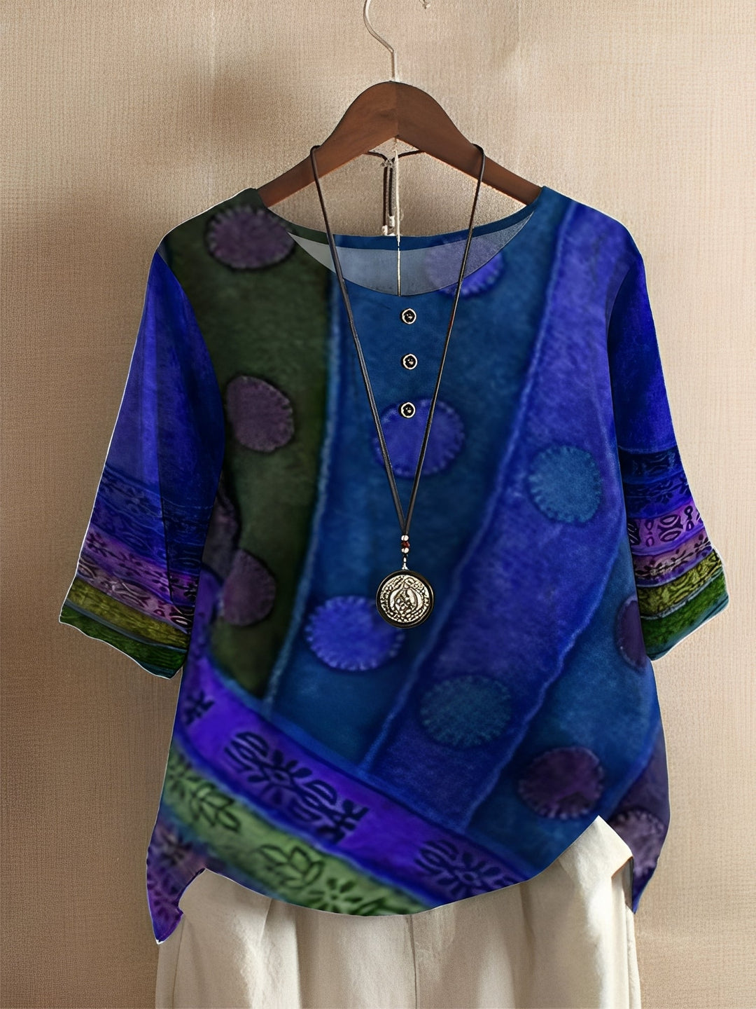 Blusa feminina estampada Hennie, design solto e elegante. Garante conforto e frescor, ótima escolha para looks de verão.