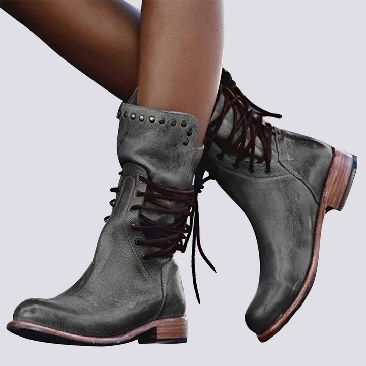 Par de botas femininas pretas de salto alto, estilo sofisticado. Ideal para moda outono, calçado feminino elegante.